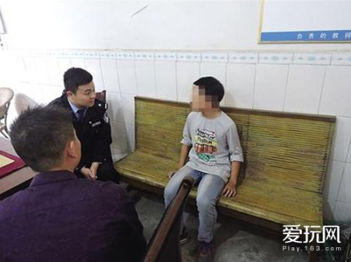 一小学生上课玩手游被同学告密 怒摔手机玩失踪